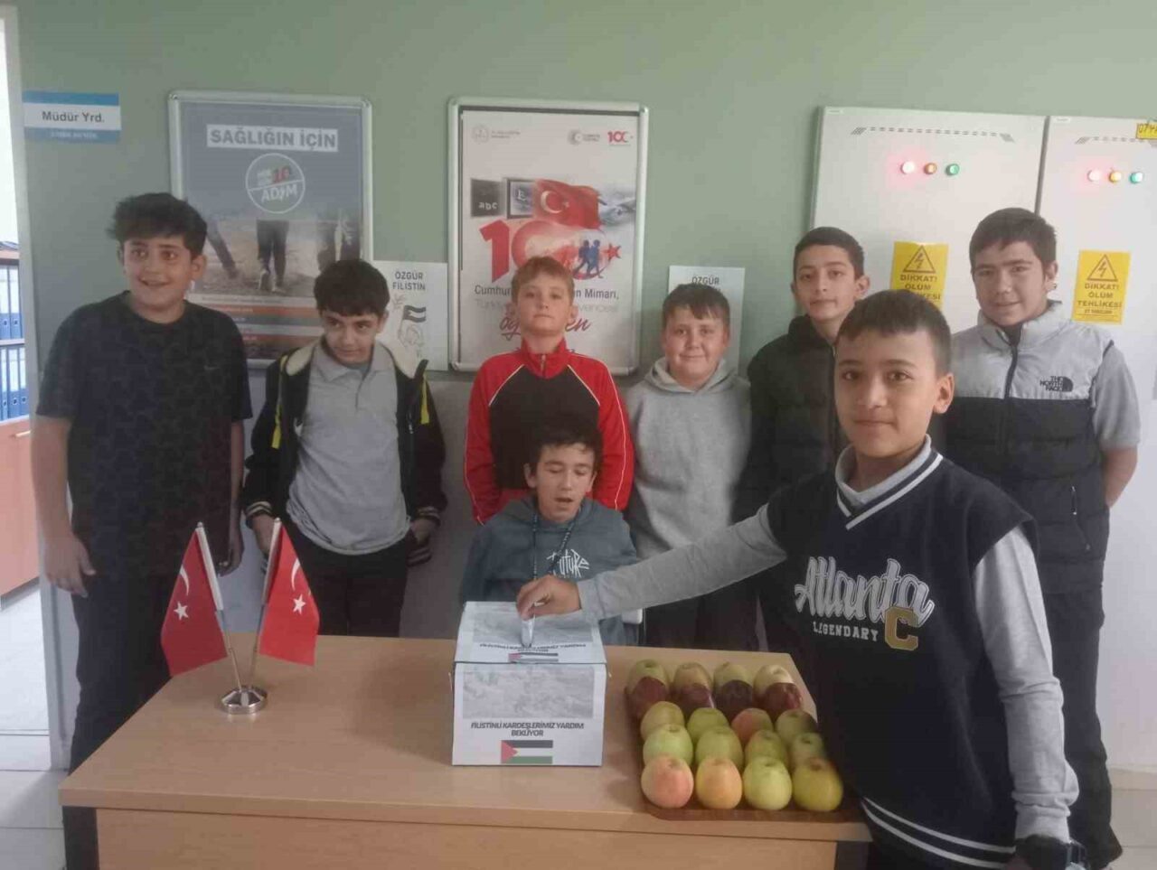 Eğirdir ilçesindeki öğrenciler, Filistin halkına destek olmak için düzenlenen kampanyada