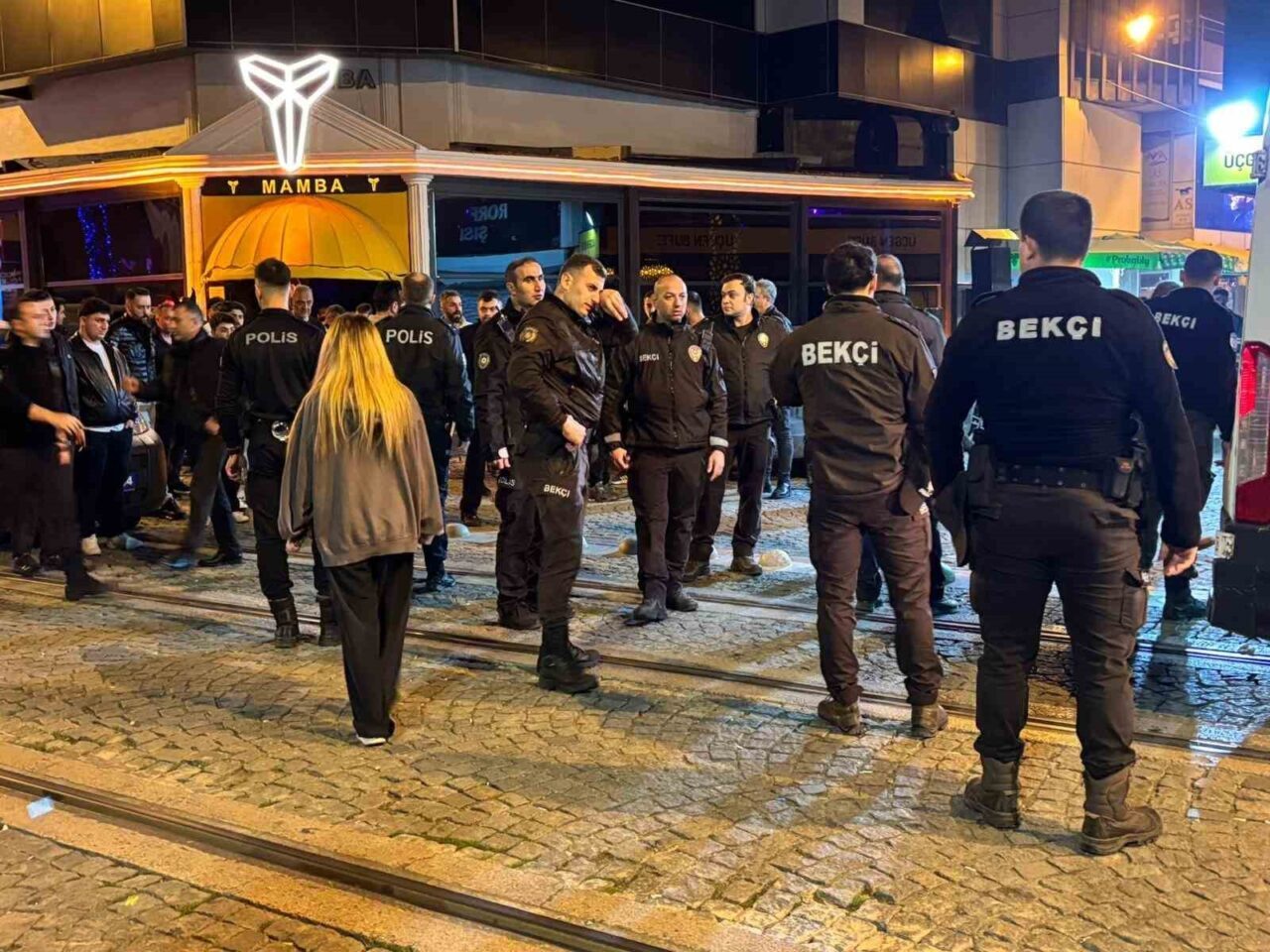 Kocaeli'nin İzmit ilçesinde bir alkollü mekan önünde çıkan kavgada O.C.