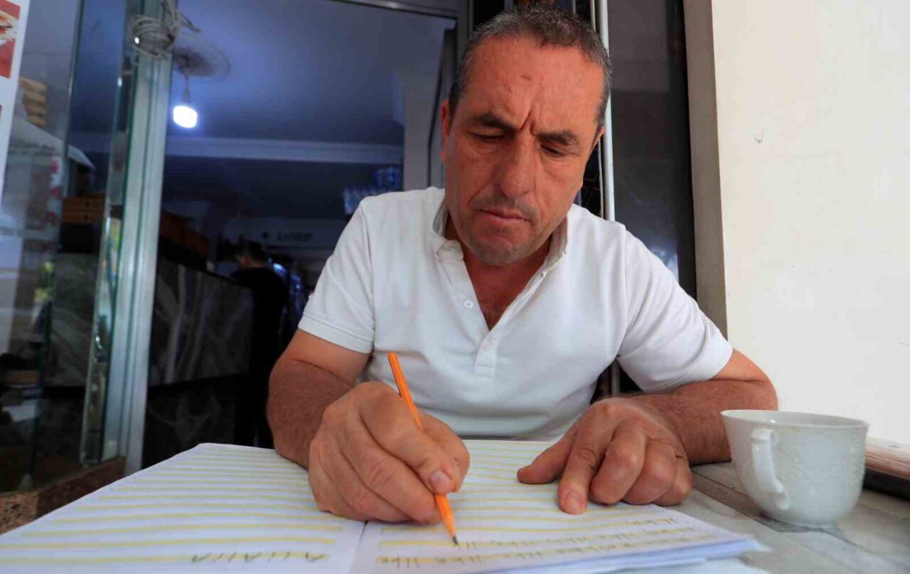 Antalya'da çay ocağı işletmecisi 48 yaşındaki Fuat Aydın, ehliyet alabilmek