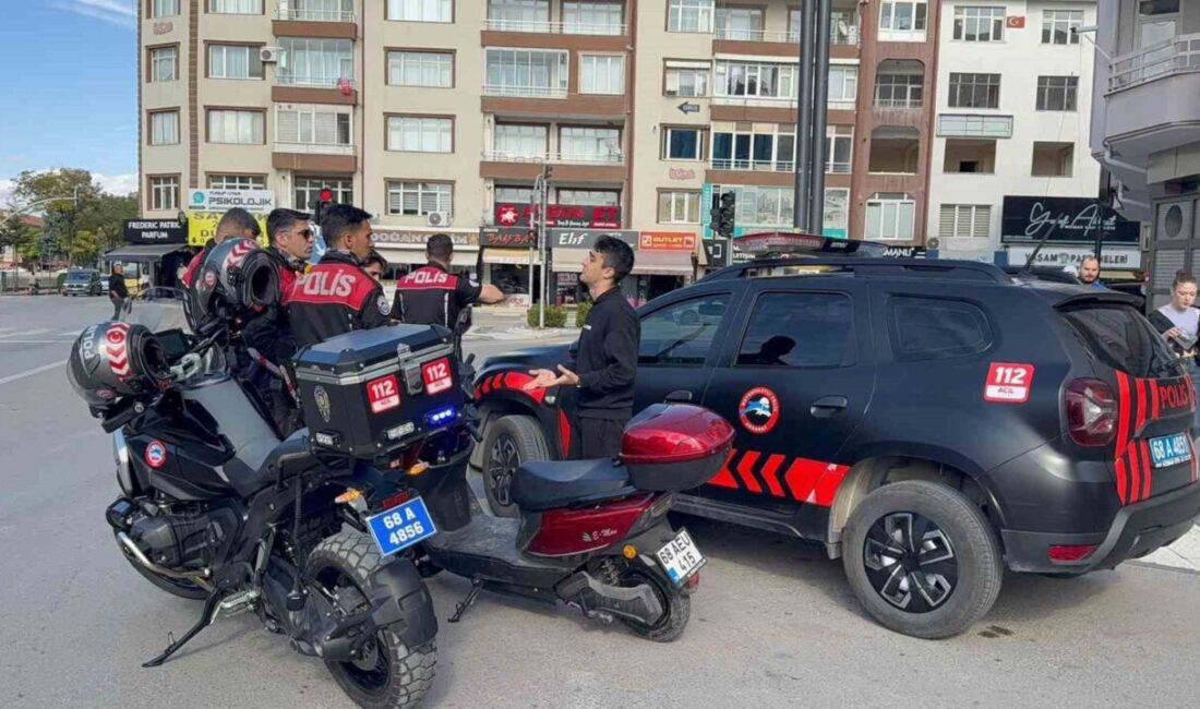 Aksaray’da ehliyetsiz motosiklet sürerken yakalanan genç, ceza almamak için polise yalvardı Aksaray'da, ehliyetsiz motosiklet kullanan Batuhan S. ve arkadaşı Muhammet Ç.