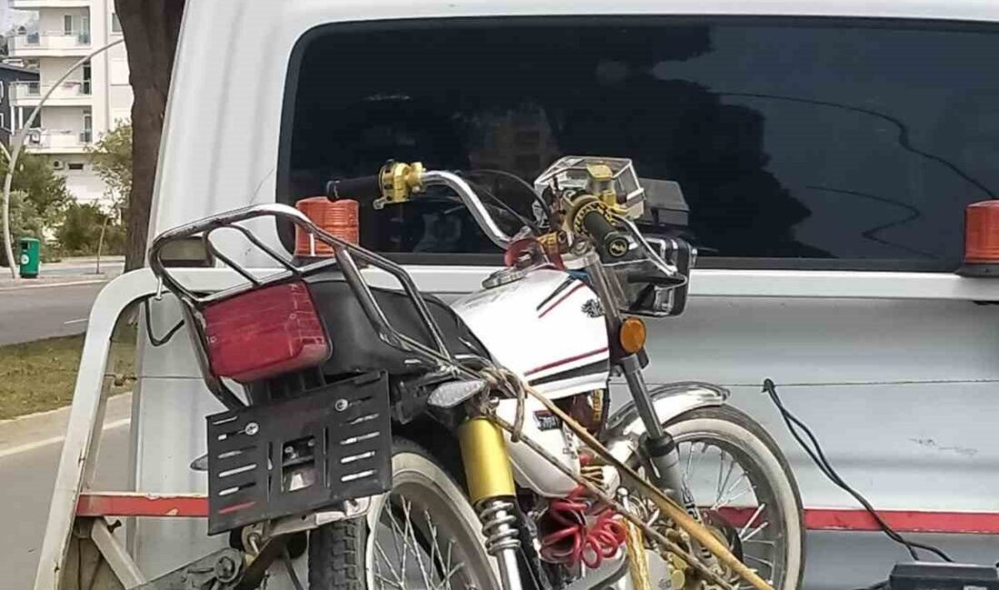 Antalya'nın Gazipaşa ilçesinde trafik ekipleri, ehliyetsiz ve plakasız motosiklet kullanan