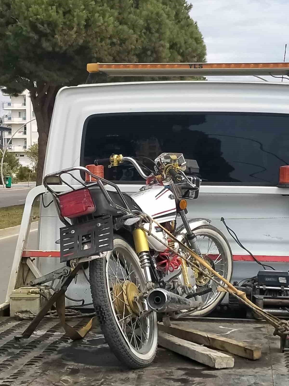 Antalya'nın Gazipaşa ilçesinde trafik ekipleri, ehliyetsiz ve plakasız motosiklet kullanan