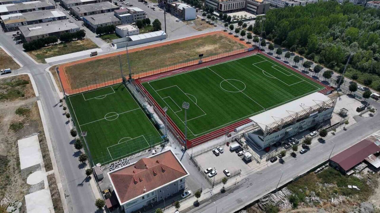 Sakarya Büyükşehir Belediyesi, Ekrem Karaberberler Futbol Altyapı Tesisleri'ni yenileyerek FIFA