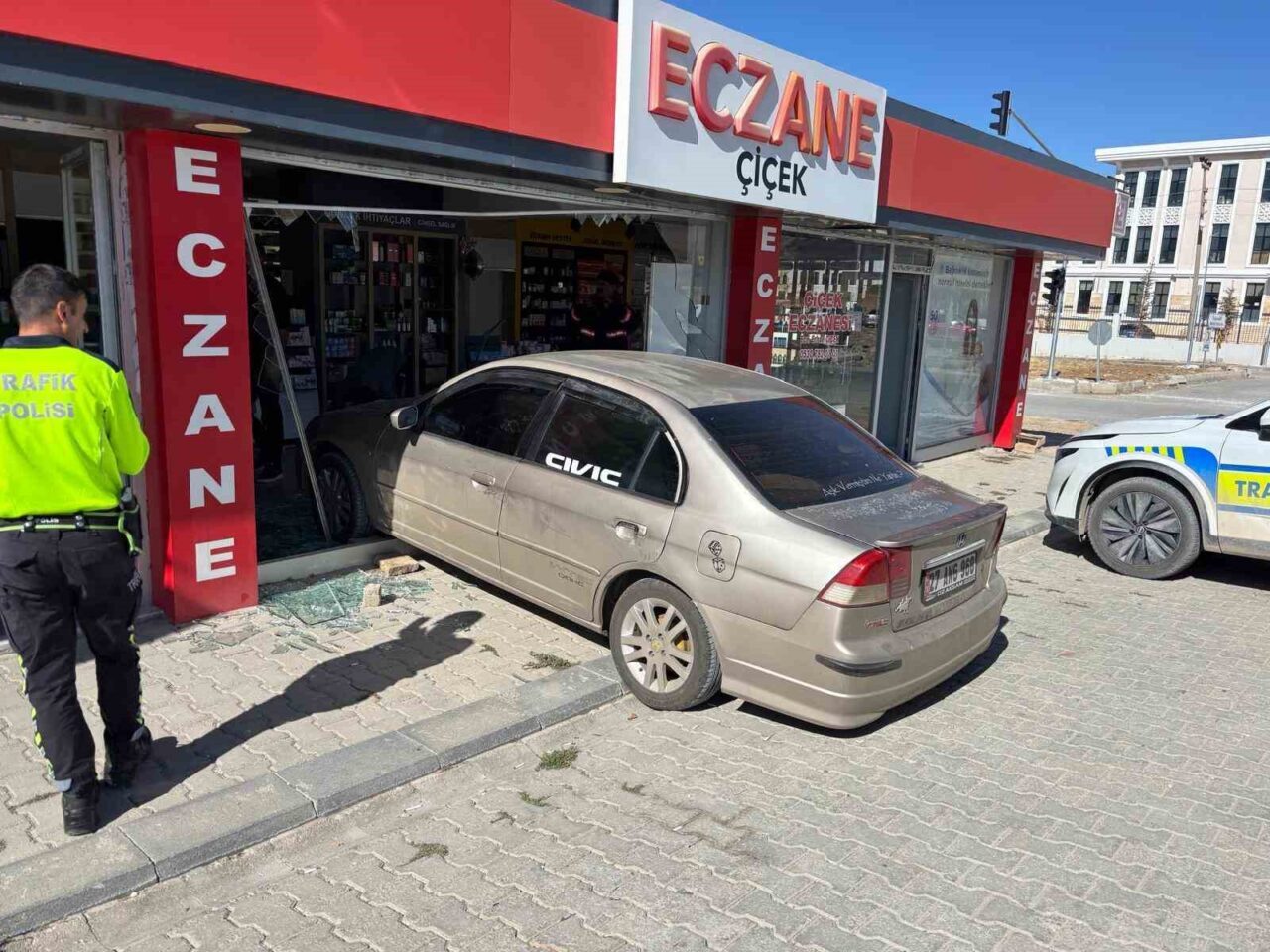Malatya'nın Doğanşehir ilçesinde park halindeki bir otomobil, el freninin yeterince
