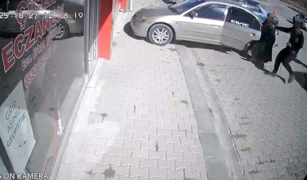 Malatya’nın Doğanşehir ilçesinde hareket eden bir otomobil, el freninin tam