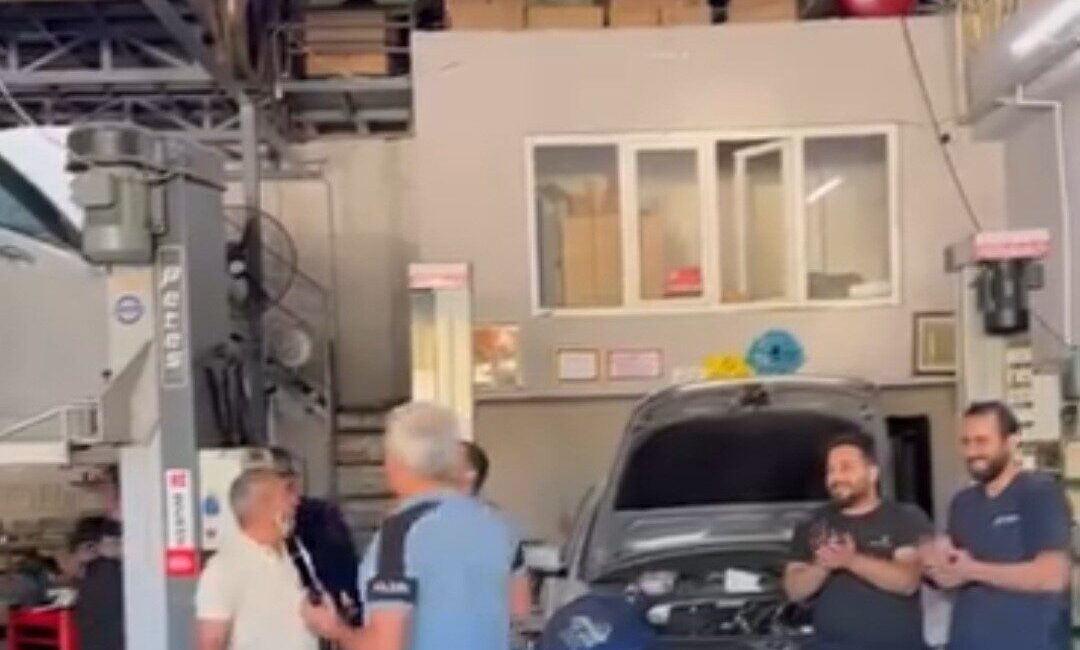 Elazığ Oto Sanayisi’nde bir vatandaş, tamir işleminin beklenenden hızlı tamamlanmasının