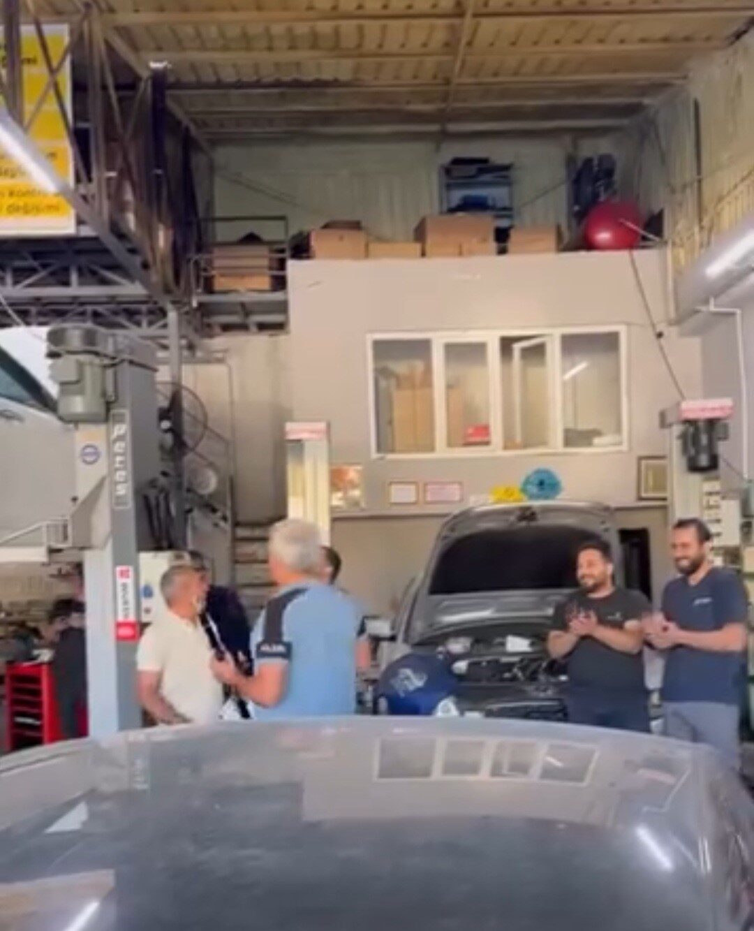 Elazığ Oto Sanayisi’nde bir vatandaş, tamir işleminin beklenenden hızlı tamamlanmasının