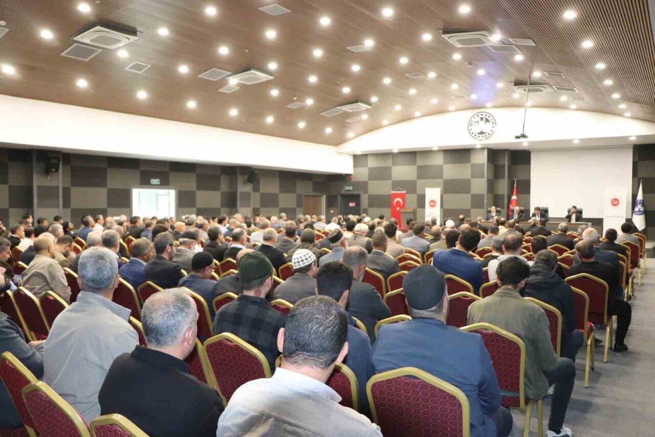 Elazığ'da düzenlenen ekim ayı toplantısında, İl Müftülüğü'ne bağlı din görevlileri