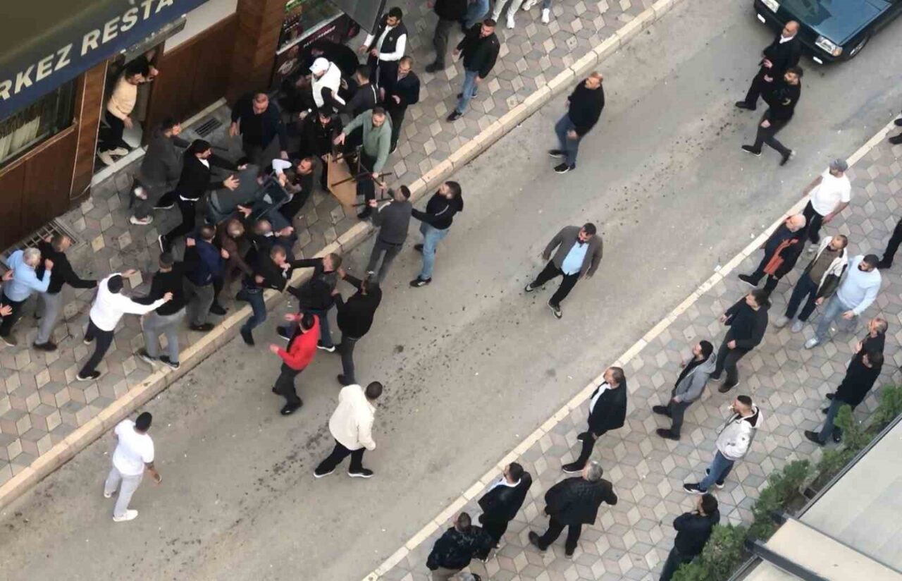 Elazığ'da İcadiye Mahallesi'nde iki grup arasında bilinmeyen bir sebeple çıkan