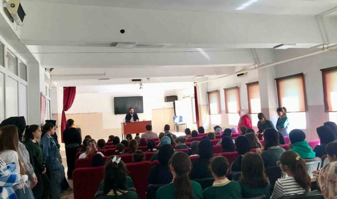 Elazığ’da İmam Hatipliler Haftası Kapsamında Konferans Düzenlendi Elazığ'da 13-21 Ekim İmam Hatipliler Haftası kapsamında, Şehit Hüseyin Göral