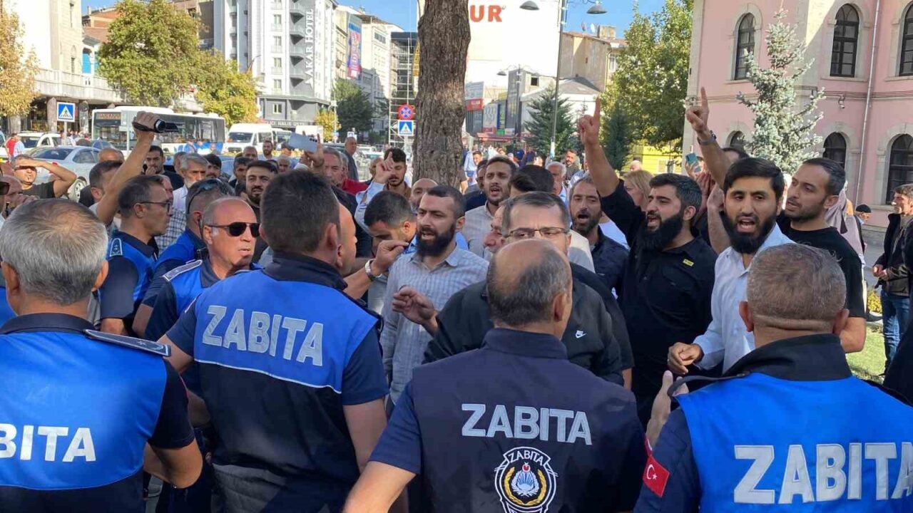 Elazığ'da Furkan Hareketi'nin izinsiz yürüyüş denemesi, zabıtalarla çatışmaya yol açtı.