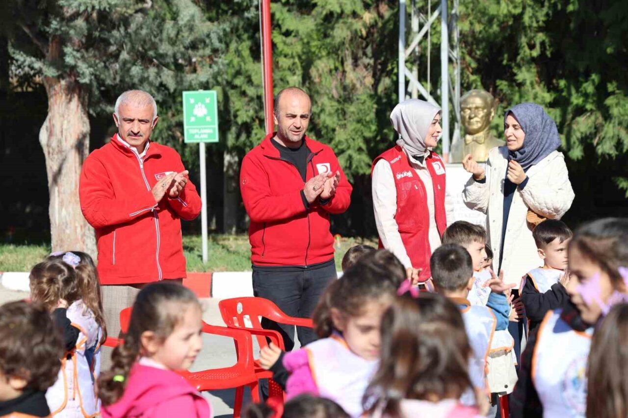 Kızılay Haftası nedeniyle Türk Kızılay Elazığ Şubesi, Rahman Kızılkaya öncülüğünde