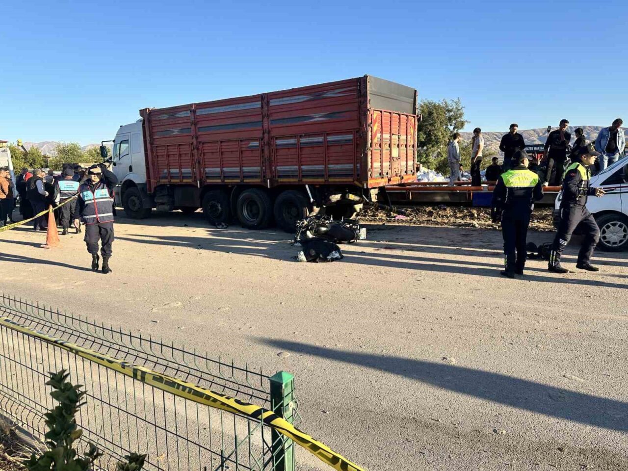 Elazığ'da Yurtbaşı yolunda meydana gelen kazada, motosikletin park halindeki kamyona