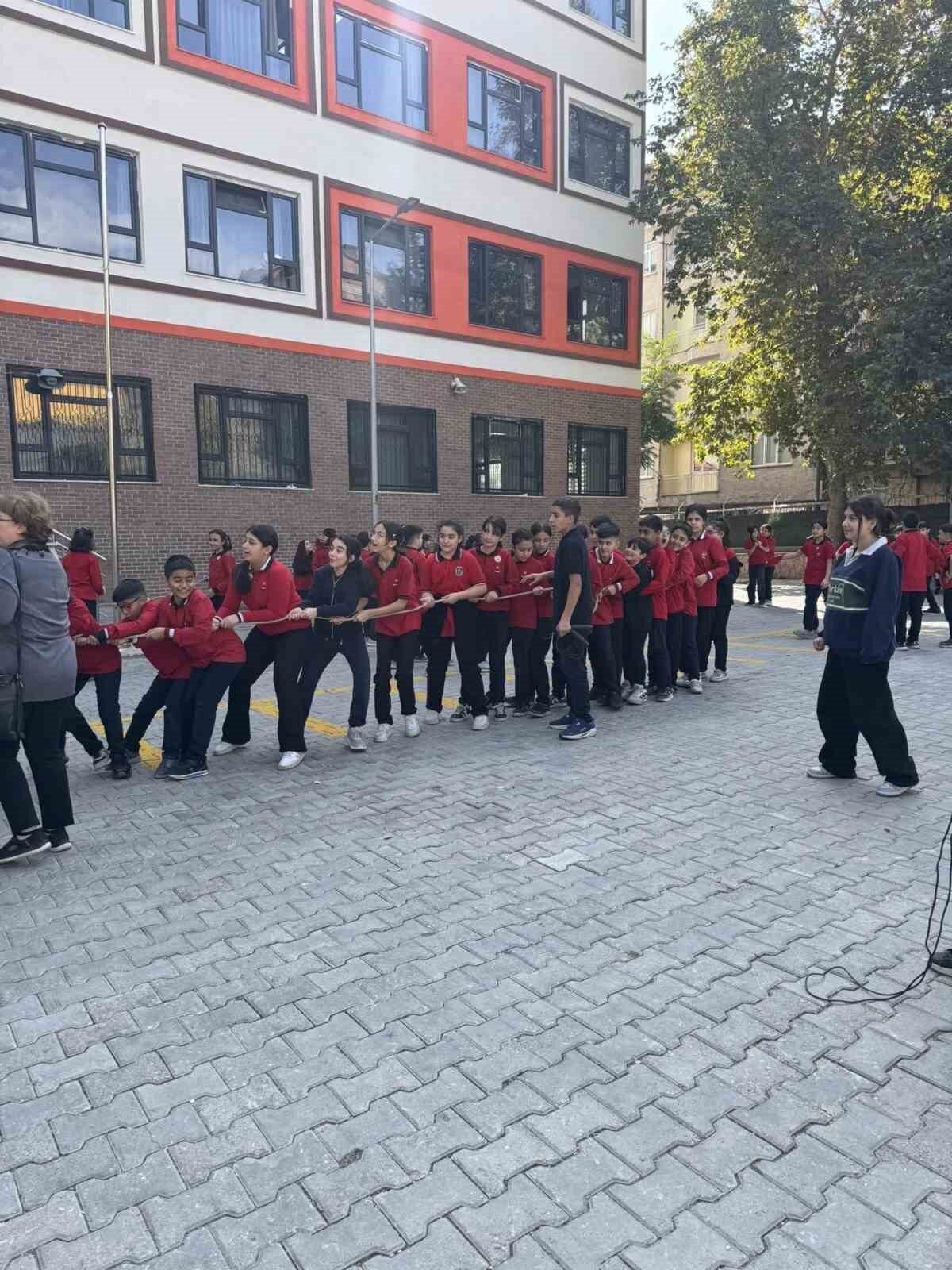 Elazığ Mezre Ortaokulu'nda 5. sınıf öğrencileri, "Oyun" teması çerçevesinde geleneksel