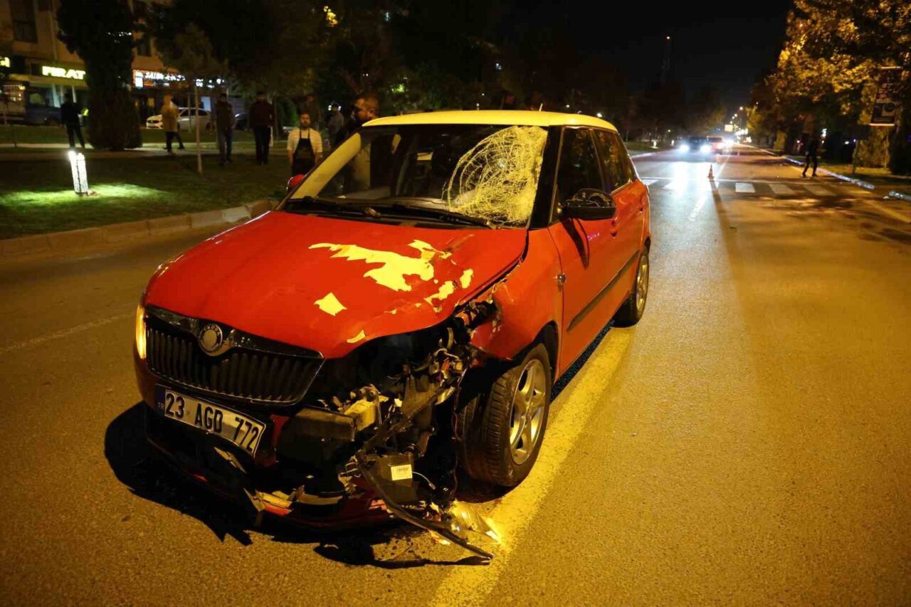 Elazığ'da Malatya Caddesi'nde otomobilin çarptığı yayalardan İsmet G. hayatını kaybetti,