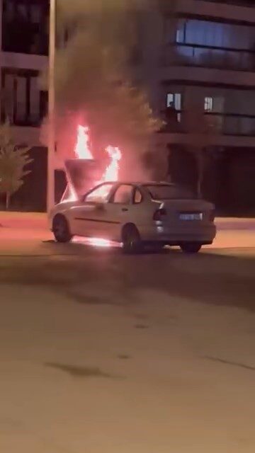 Elazığ'ın Cumhuriyet Mahallesi'nde seyir halindeki bir otomobilde yangın çıktı. Sürücü,
