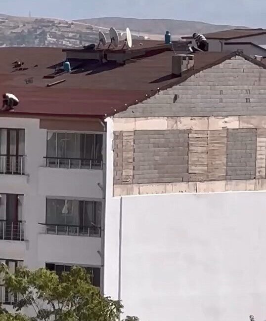 Elazığ'ın Sürsürü Mahallesi'nde, çatı onarımı yapan işçilerin güvenlik önlemi almadan