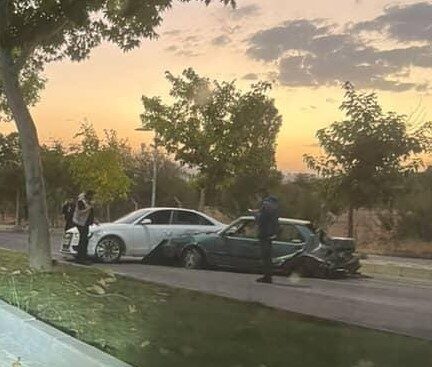 Elazığ'ın Harput Mahallesi'nde Tofaş ve Audi marka iki otomobil çarpıştı.