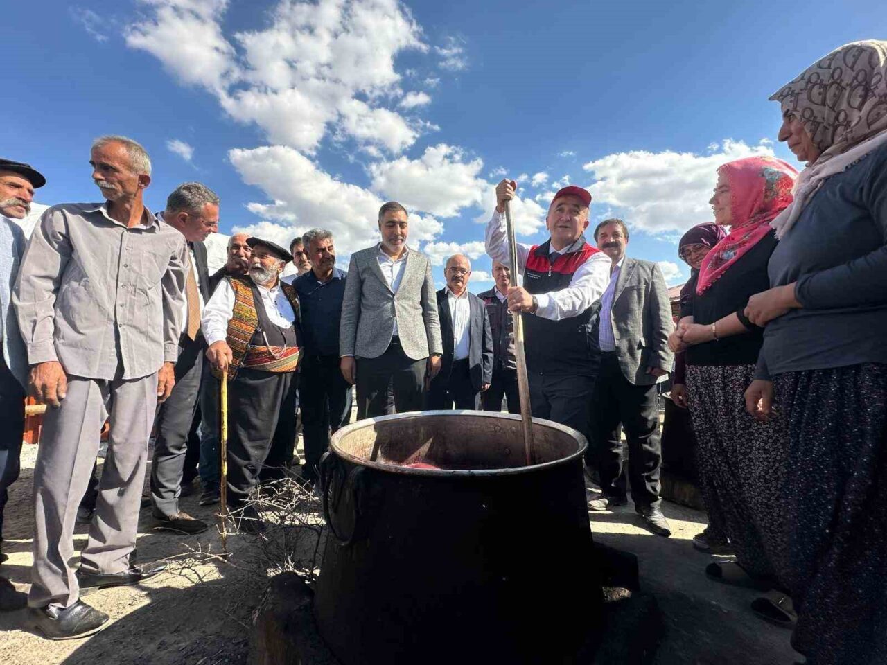 Elazığ Valisi Numan Hatipoğlu, Kurtdere köyünde orcik yapımı programına katıldı.
