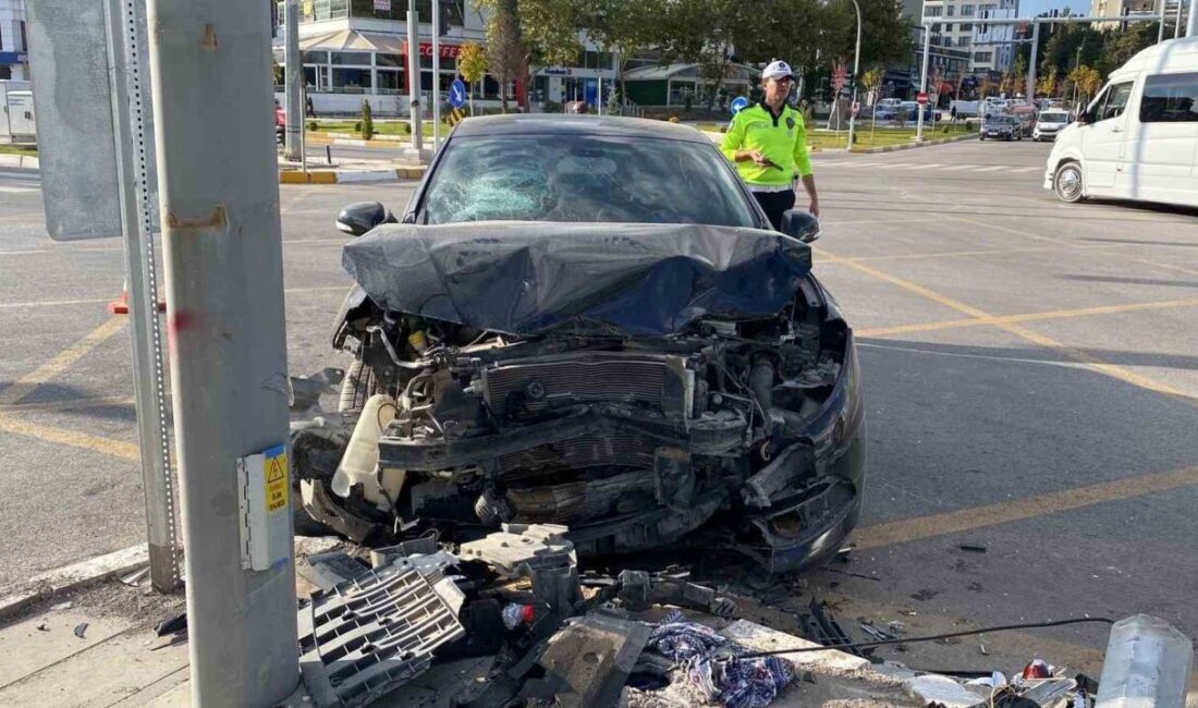Elazığ’da Zincirleme Trafik Kazasında 4 Kişi Yaralandı Elazığ'da Malatya Caddesi'nde meydana gelen trafik kazasında, iki otomobil ve