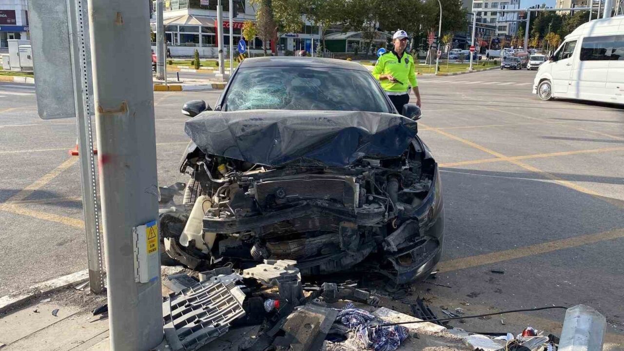 Elazığ'da Malatya Caddesi'nde 23 AFG 343 plakalı otomobil ile 23