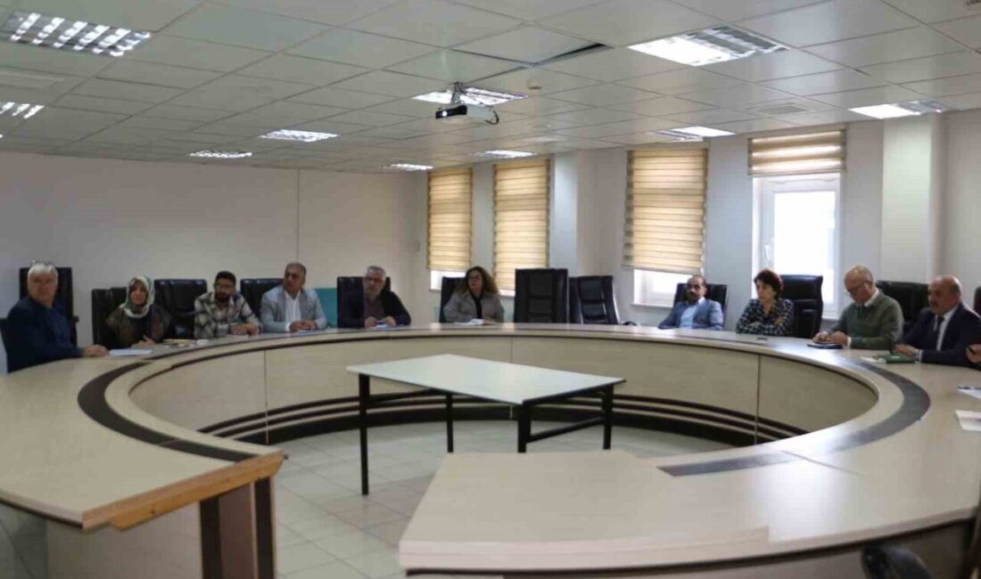 Elazığ’da Sağlık Hizmetleri Üzerine Değerlendirme Toplantısı Yapıldı Elazığ'da düzenlenen sağlık değerlendirme toplantısında, il genelindeki hastanelerde sunulan hizmetlerin