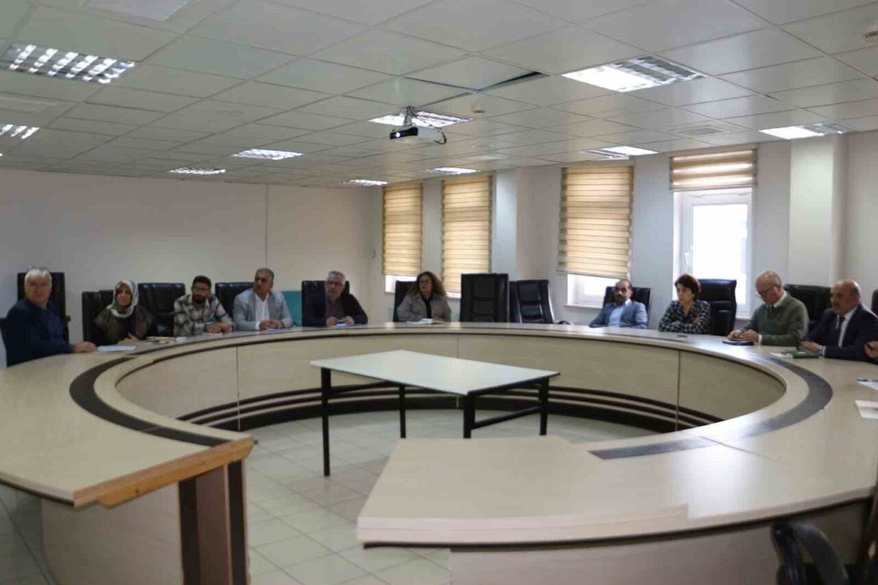 Elazığ'da düzenlenen sağlık değerlendirme toplantısında, il genelindeki hastanelerde sunulan hizmetlerin