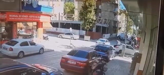 Elazığ'da motosiklet, yola çıkan otomobile çarparak kaza yaptı. Motosiklet sürücüsü