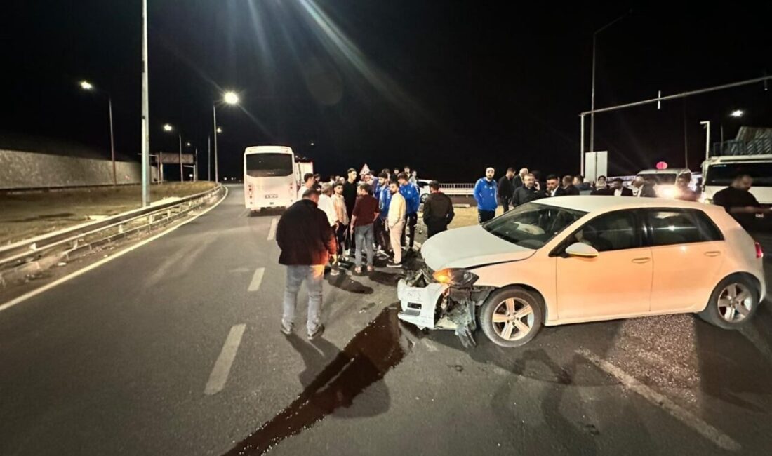 Hakkari-Van karayolunda, Elazığspor futbolcularını taşıyan bir otobüs ile bir otomobil