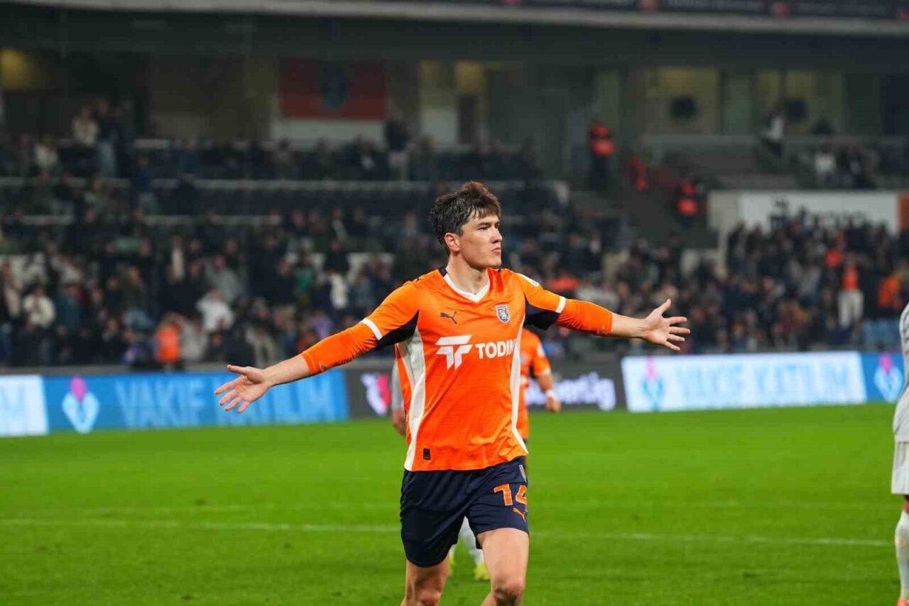 Başakşehirli Eldor Shomurodov, Kocaelispor ile oynanan maçta 90+1. dakikada penaltı