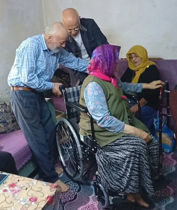 Samsun’da emekli astsubaylar, ihtiyaç sahibi Dursun Gonca’ya tekerlekli sandalye hediye
