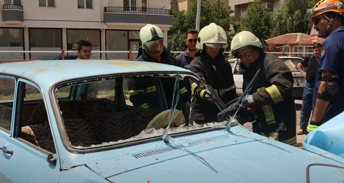 Çankırı'da emekli itfaiyeciler, İtfaiyecilik Haftası kapsamında mesleklerine dönerek eski günleri