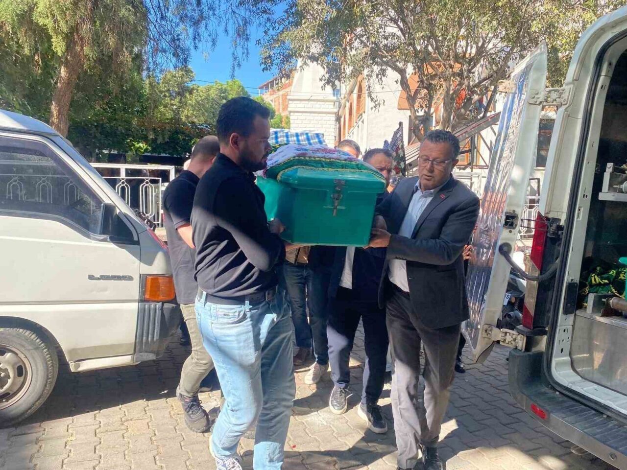 Manisa'nın Alaşehir ilçesinde, emekli öğretmen ve eski belediye meclis üyesi