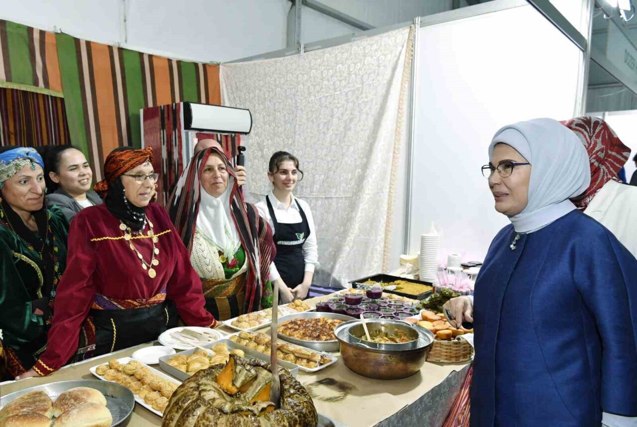 Emine Erdoğan, Rize'deki 5. Gastronomi Günleri'ne katılarak yöresel lezzetlerin tanıtıldığı