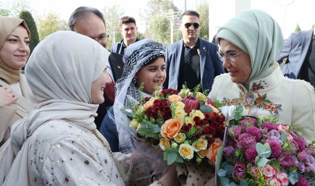 Emine Erdoğan, İstanbul’da Siirtlilerle Bir Araya Gelerek Geleneksel Değerleri Vurguladı Emine Erdoğan, İstanbul Sultangazi'de düzenlenen "Siirtlilerle Buluşma" etkinliğinde Siirtli vatandaşlarla