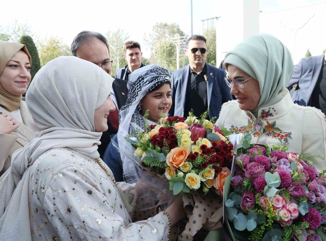 Emine Erdoğan, İstanbul Sultangazi'de düzenlenen "Siirtlilerle Buluşma" etkinliğinde Siirtli vatandaşlarla