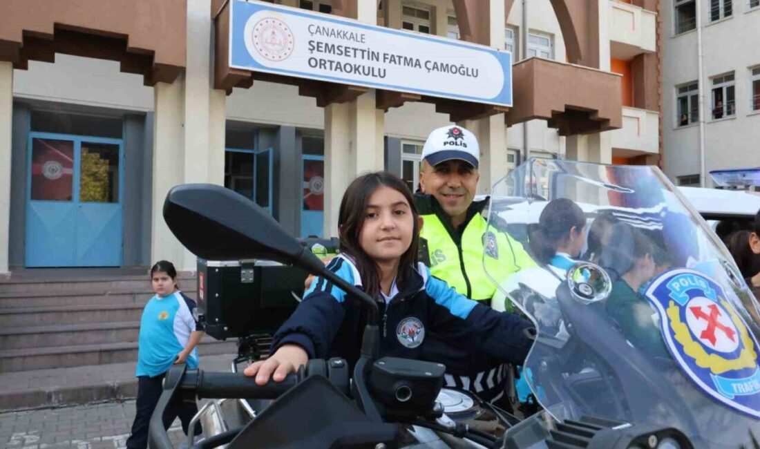 Çanakkale'de, emniyet ekipleri Şemsettin Fatma Çamoğlu Ortaokulu'nda ortaokul öğrencilerine akran