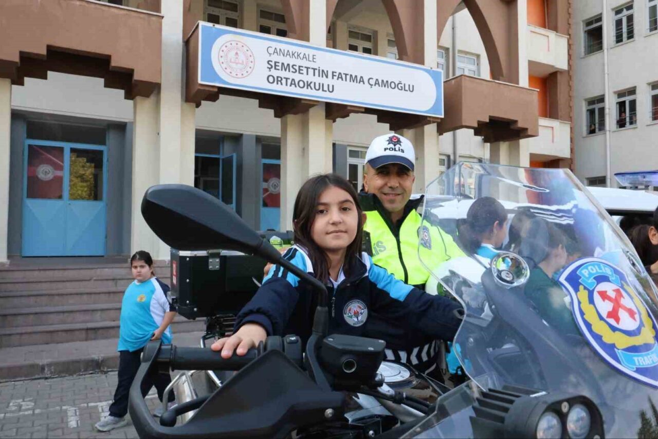 Çanakkale’de Polis Ekipleri Ortaokul Öğrencilerine Akran Zorbalığı ve Siber Suçlar Hakkında Eğitim Verdi