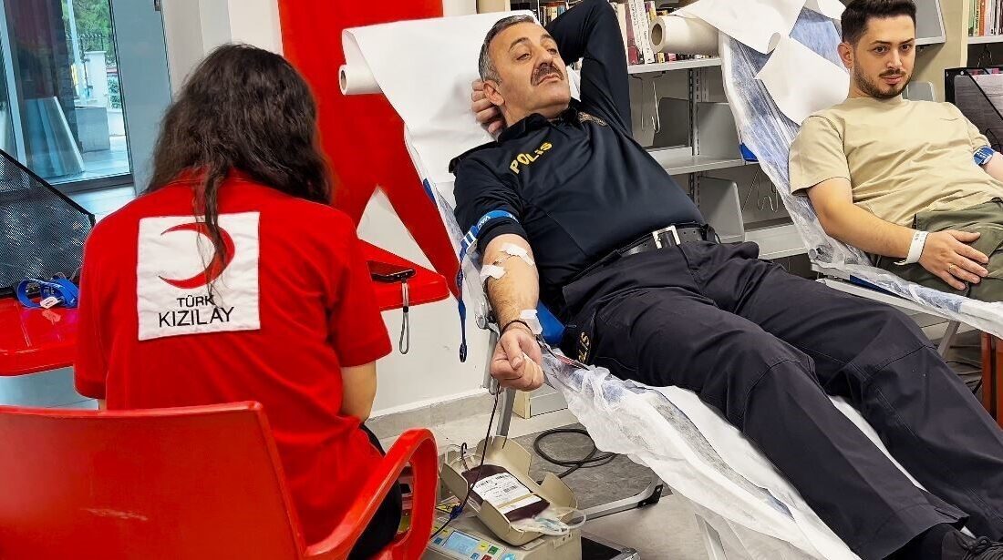 Tekirdağ Emniyet Müdürlüğü Personelinden Kızılay’a Destek Kan Bağışı Etkinliği Düzenlendi Tekirdağ Emniyet Müdürlüğü, Türk Kızılay Tekirdağ Şubesi ile birlikte kan