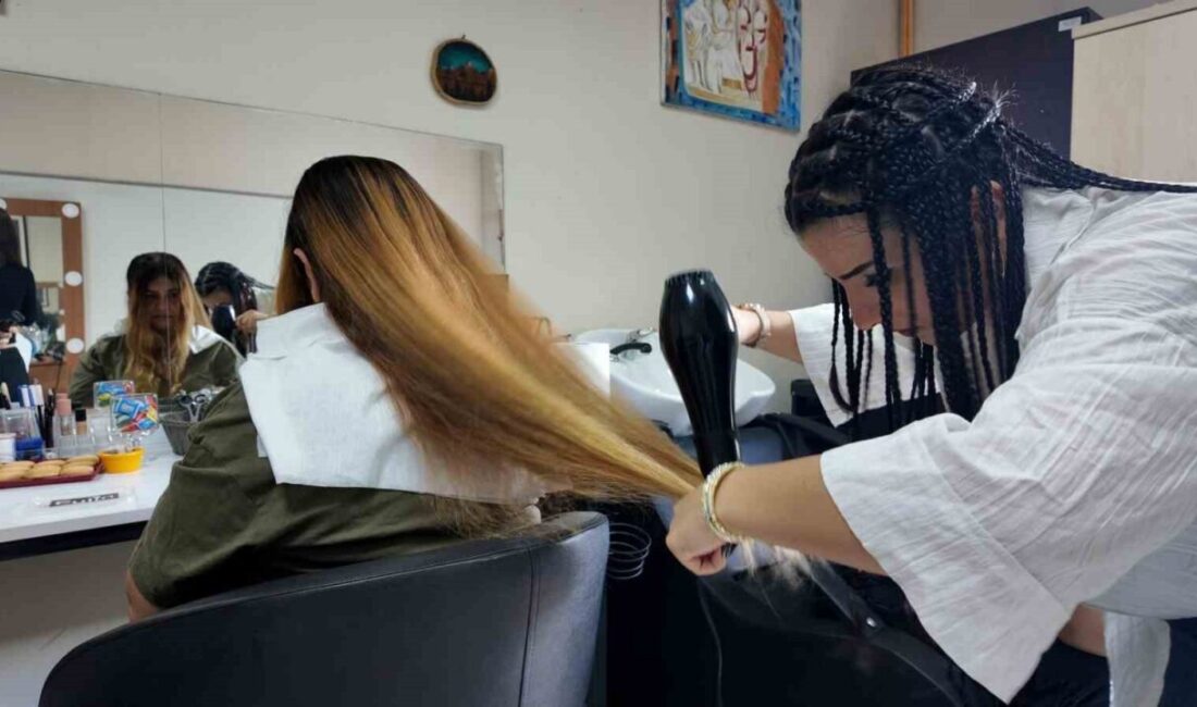 Kocaeli Büyükşehir Belediyesi’nde Kuaförlük Atölyesi Eğitimine Katılan Öğrenciler, Annelere Uygulamalı Sunum Gerçekleştirdi Kocaeli Büyükşehir Belediyesi'nin Beyaz Kalpler Eğitim ve Gelişim Merkezi'nde eğitim