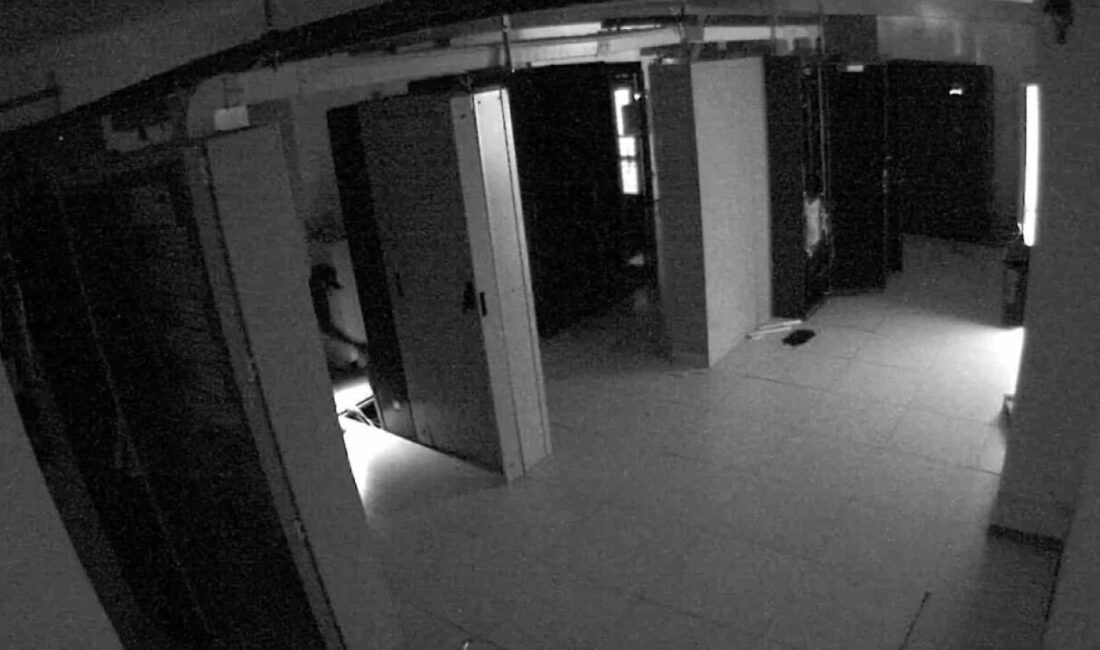 Adana’da Güneş Enerji Santraline Giriş Yapan Hırsızlar, 400 Metre Elektrik Kablosunu Çalarak Güvenlik Sistemine Zarar Verdi Adana'nın Yüreğir ilçesinde, güneş enerji santraline giren R.D. (30) adlı