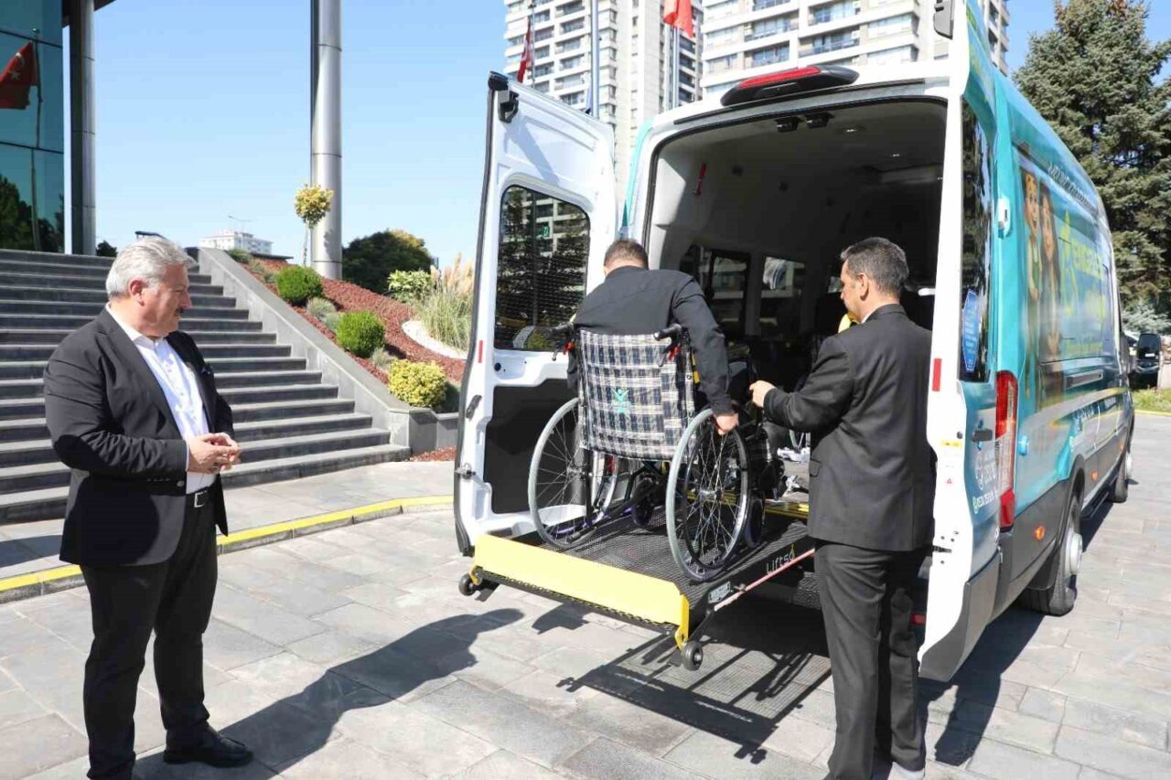 Melikgazi Belediyesi, 'Engelsiz Melikgazi' adını taşıyan yeni minibüsüyle ilçedeki engelli