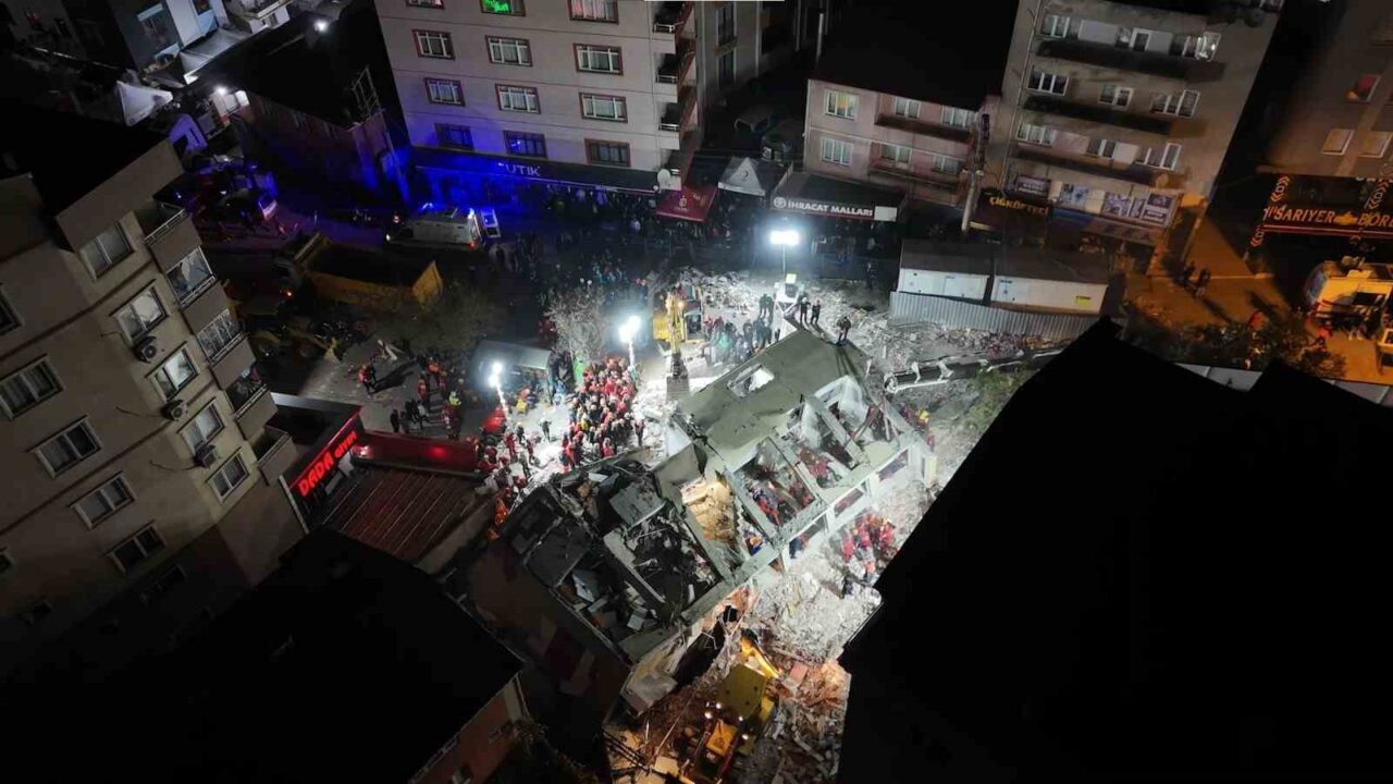 Kocaeli'nin Gebze ilçesinde çöken bir binada, arama-kurtarma çalışmaları 14. saatine