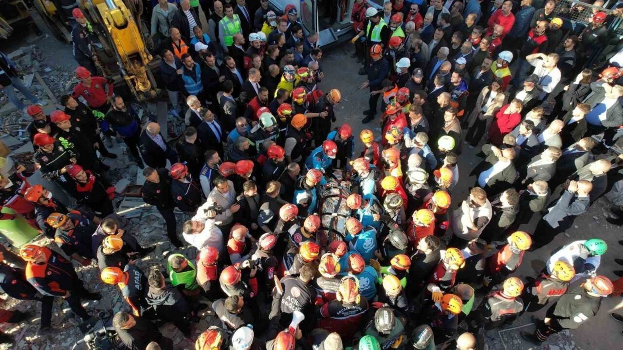 Kocaeli'nin Gebze ilçesinde çöken bir binanın enkazından kurtarılan 18 yaşındaki