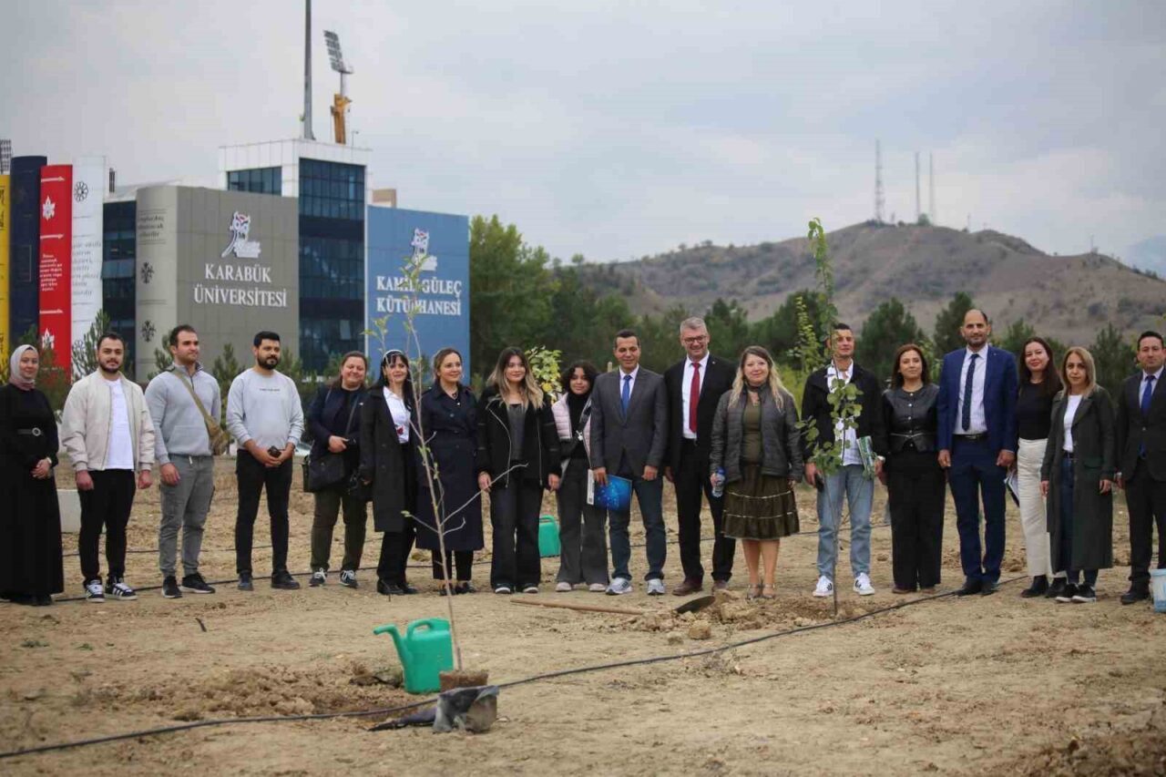 Karabük Üniversitesi'nde düzenlenen "Erasmus Days 2025" etkinlikleri, farklı fakültelerde stantlar
