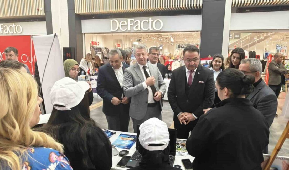 Kayseri'de KUMSmall AVM'de düzenlenen ERASMUS Günleri etkinliği, Milli Eğitim Bakanlığı'nın