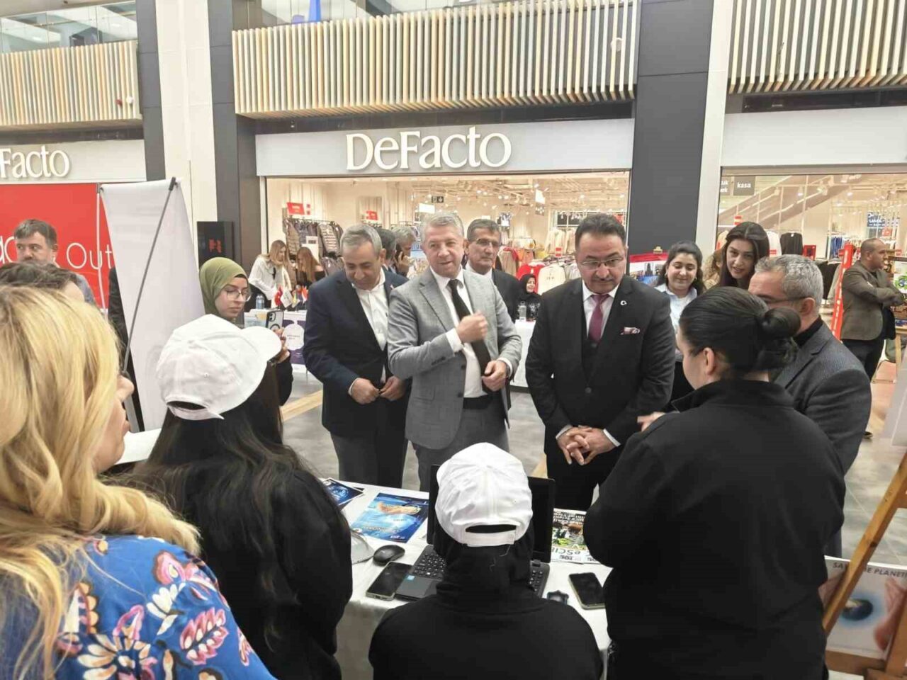 Kayseri'de ERASMUS Günleri etkinliği, KUMSmall AVM'de düzenlendi. Kocasinan İlçe Milli