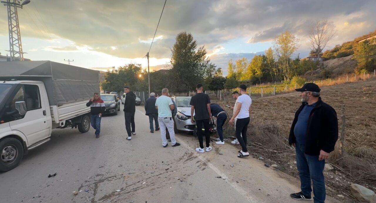 Tokat'ın Erbaa ilçesinde gerçekleşen kazada, D.Ö. yönetimindeki otomobil, İ.K. yönetimindeki