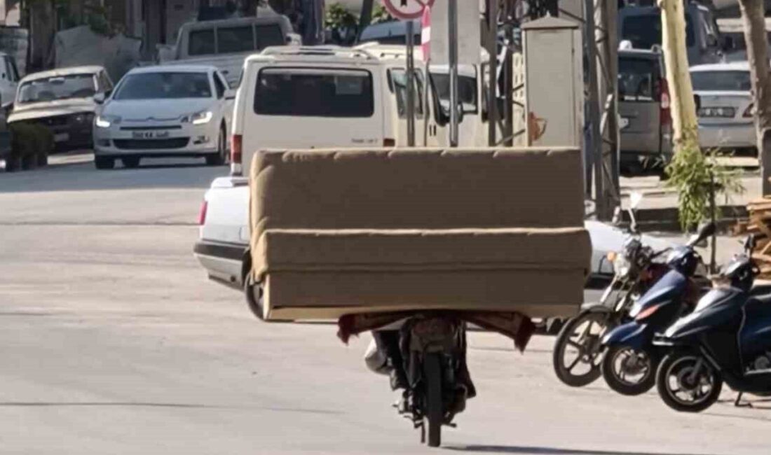 Tokat'ın Erbaa ilçesinde bir vatandaş, motosikletine yerleştirdiği koltuk takımıyla cadde