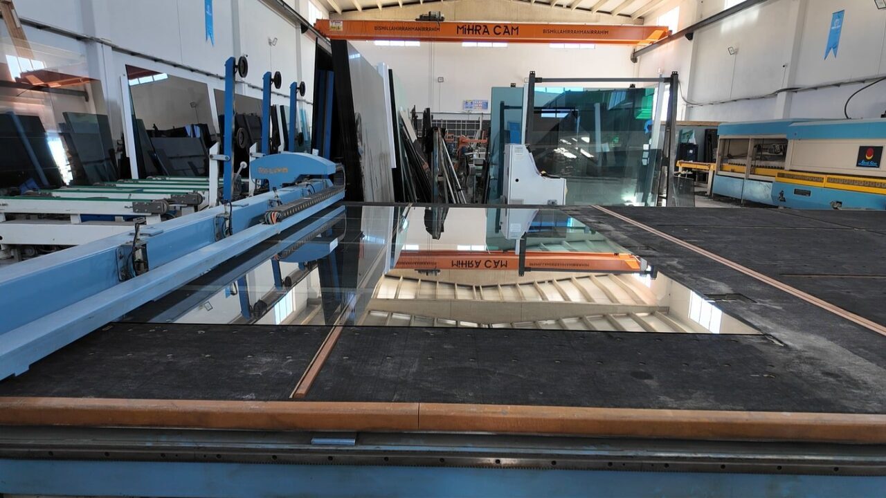 Van'ın Erciş ilçesinde, Erhan Babat ve Sacit Bedir'in kurduğu cam